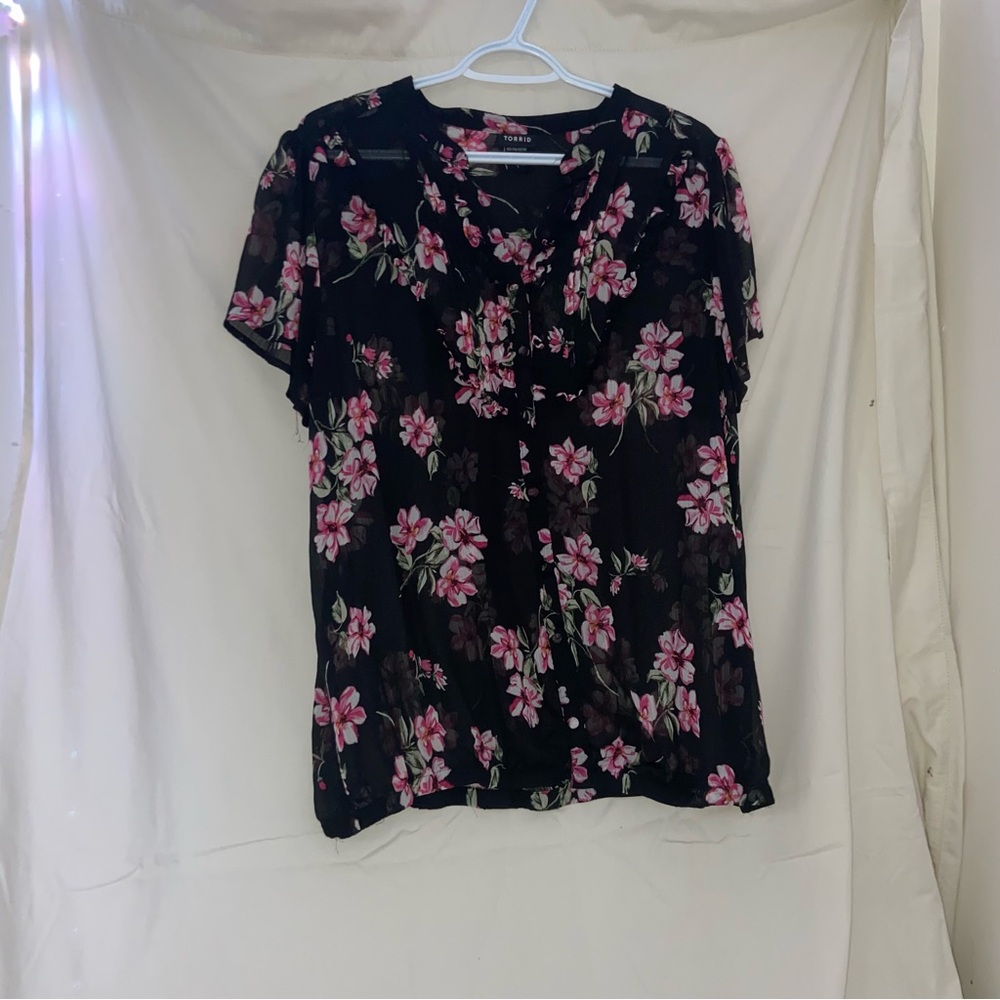 ☾.݁ᛪ༙ Torrid Black and floral Ruffled Sheer Shirt